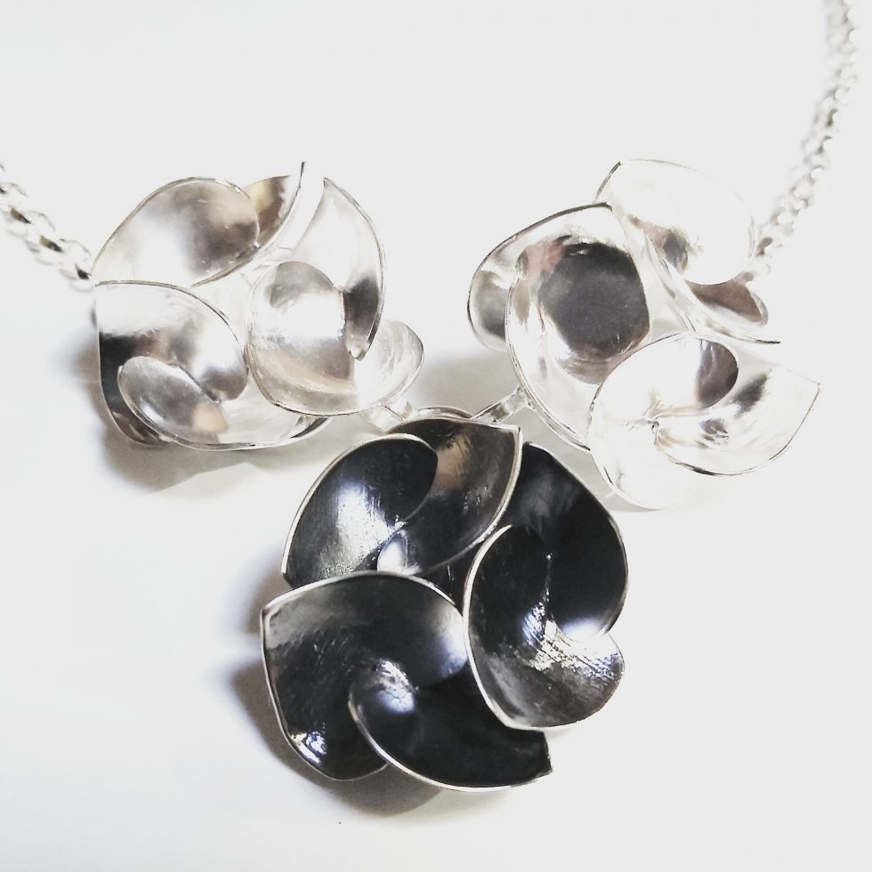 Soul in Link Three Peony Necklace