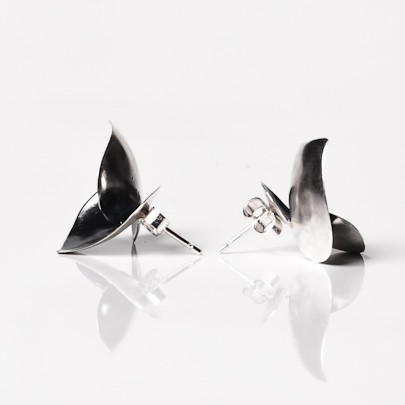 Soul in Link large oxidised stud earrings