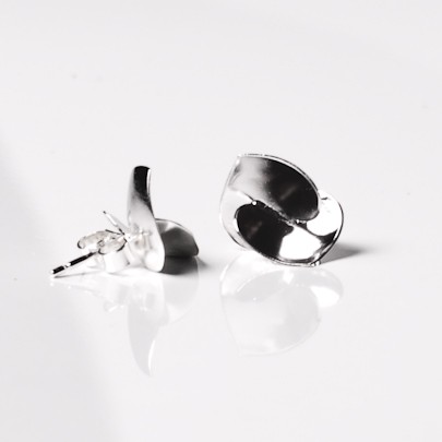 Soul in Link petite stud earrings