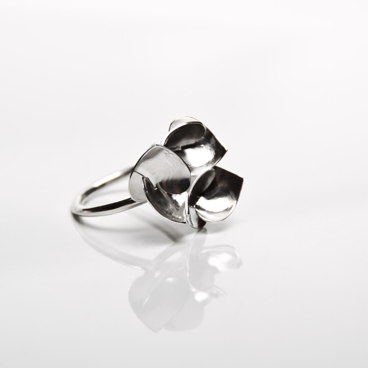 Soul in Link Peony Ring