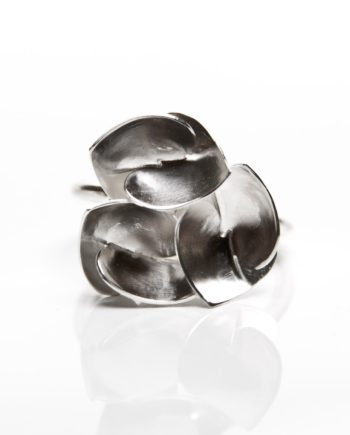 Soul in Link Peony Ring